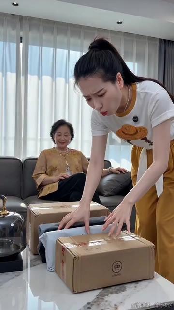 本来专门给自己亲妈买的夏季妈妈装_拆开快递被婆婆抢先穿上试了_上身版型舒服还显气色_看着特别合适_索性再下一单_两位妈妈一人一套全都安排到位__#给妈妈买衣服_#中老年妈妈装__#中年女装穿搭_#剧情带货种草_#妈妈夏日穿搭